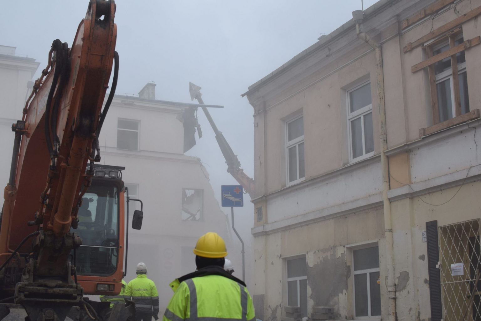 Zaczęło się wyburzanie budynków szpitala przy ulicy 