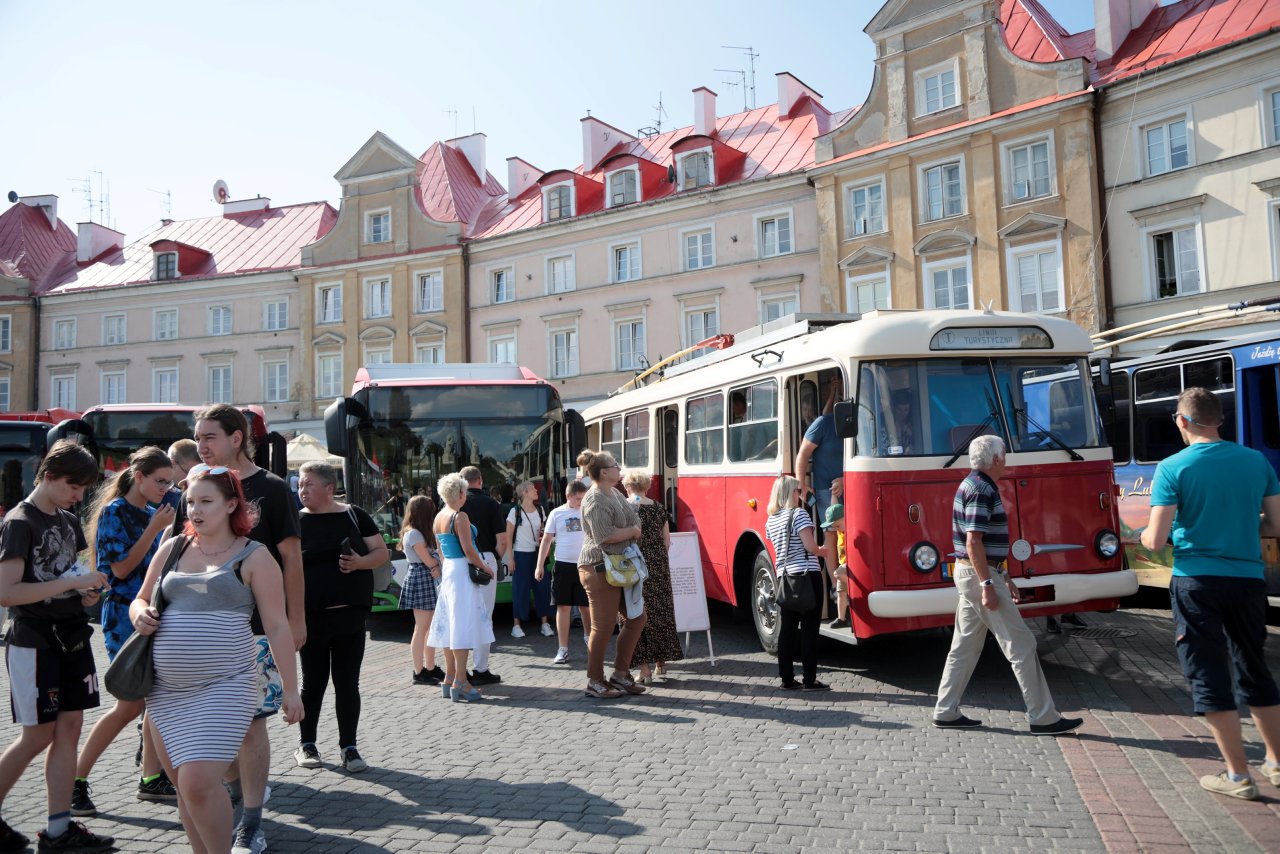 Piknik komunikacyjny. Plac Zamkowy zamienił się w zajezdnię (zdjęcia)