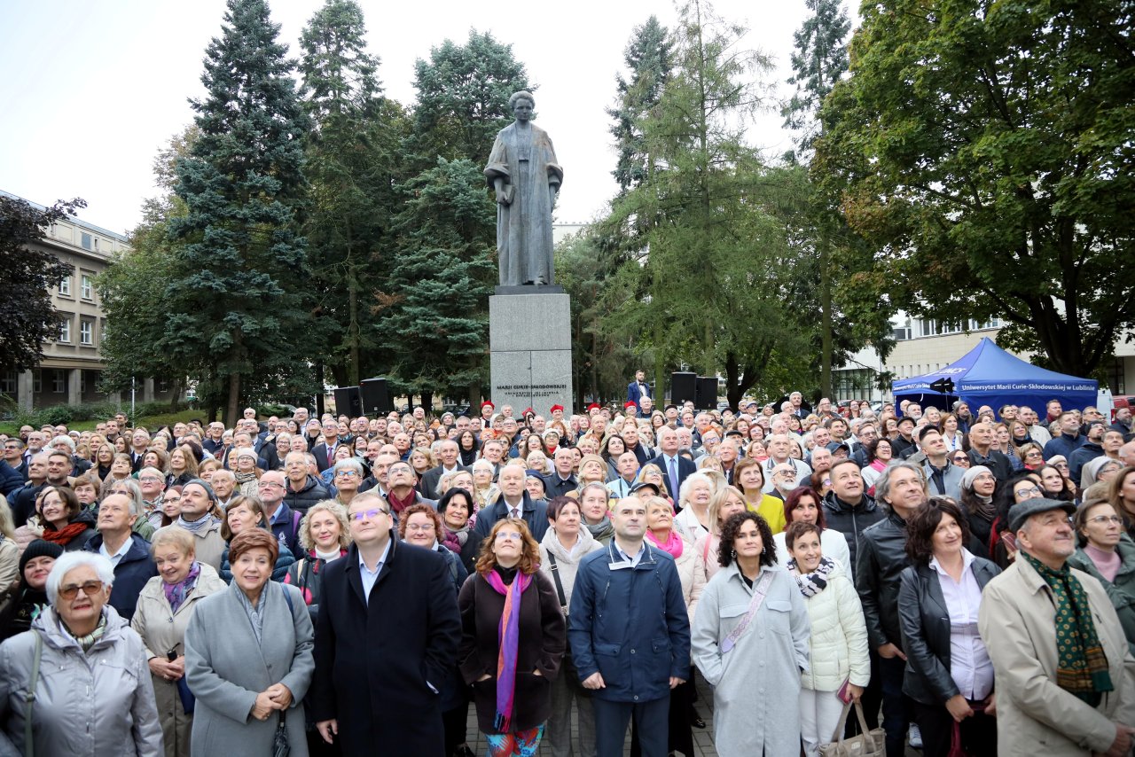 Zjazd absolwentów UMCS. Pozowali przed pomnikiem patronki (zdjęcia)