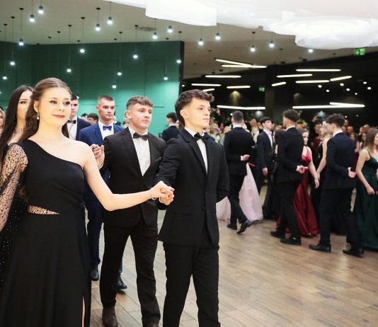 Bal studniówkowy uczniów VI LO w Lublinie (zdjęcia)