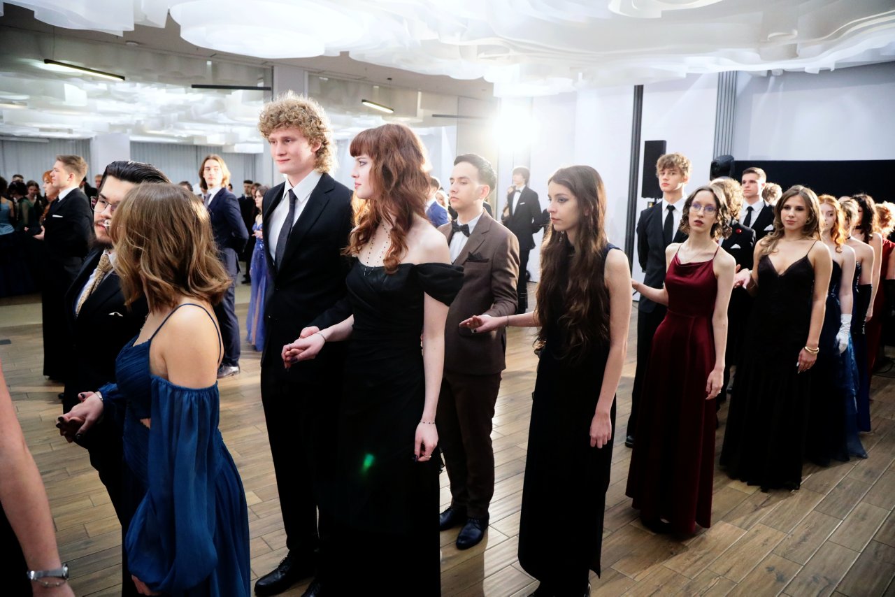 Bal studniówkowy uczniów III LO w Lublinie (zdjęcia)